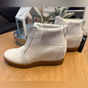 Sorel Women’s Out N About Pull On Wedge size 8.5